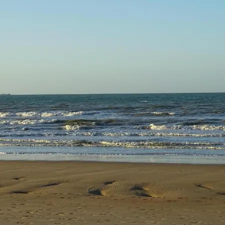 In By The Beach, Cleaning Included Lägenhet